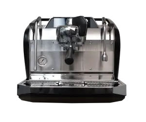 Slayer Steam Single Espressomaschine aus Edelstahl mit zentralem Brühkopf, seitlicher Dampflanze und Heißwasserlanze, Manometer sowie eleganter schwarzer Verkleidung und Abtropfschale